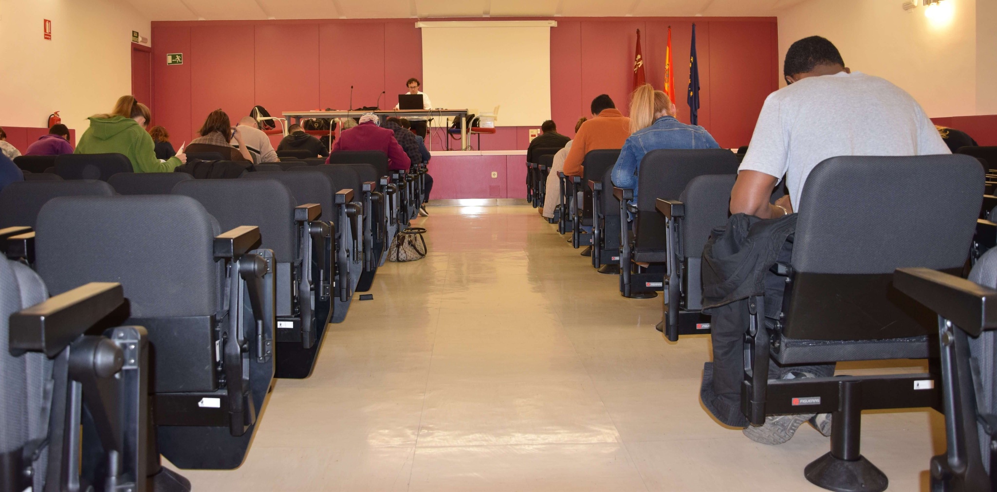 Un grupo de jóvenes durante la pasada convocatoria de pruebas de competencias clave