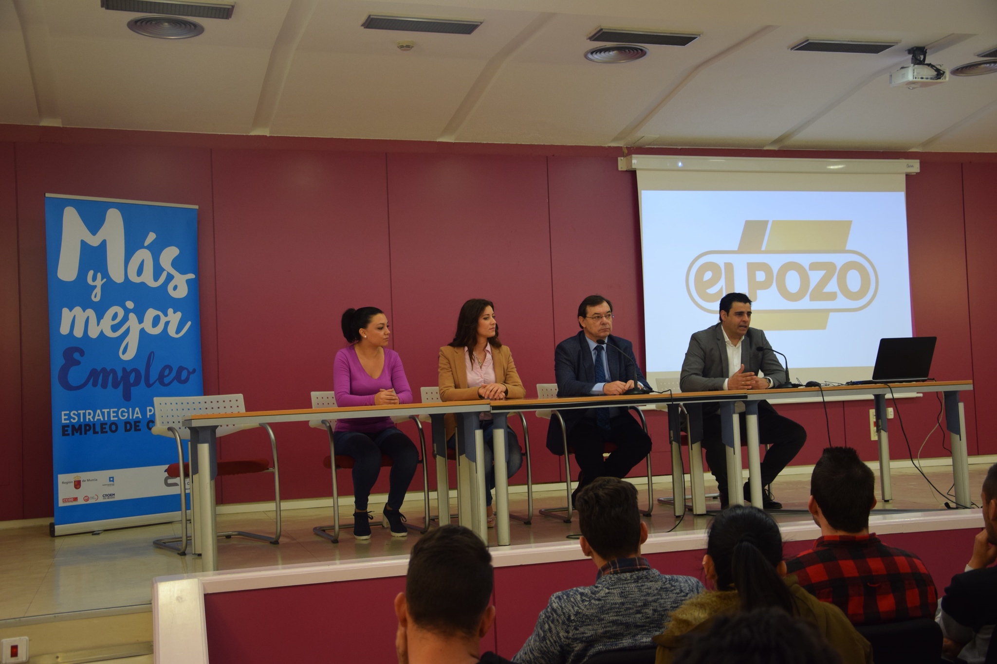 El director general del Servicio Regional de Empleo y Formación, Alejandro Zamora, recibió a los jóvenes presentados al proceso de selección, junto al director de Recursos Humanos del Grupo Fuertes, Manuel García, y dos jóvenes contratadas en la pasada edición