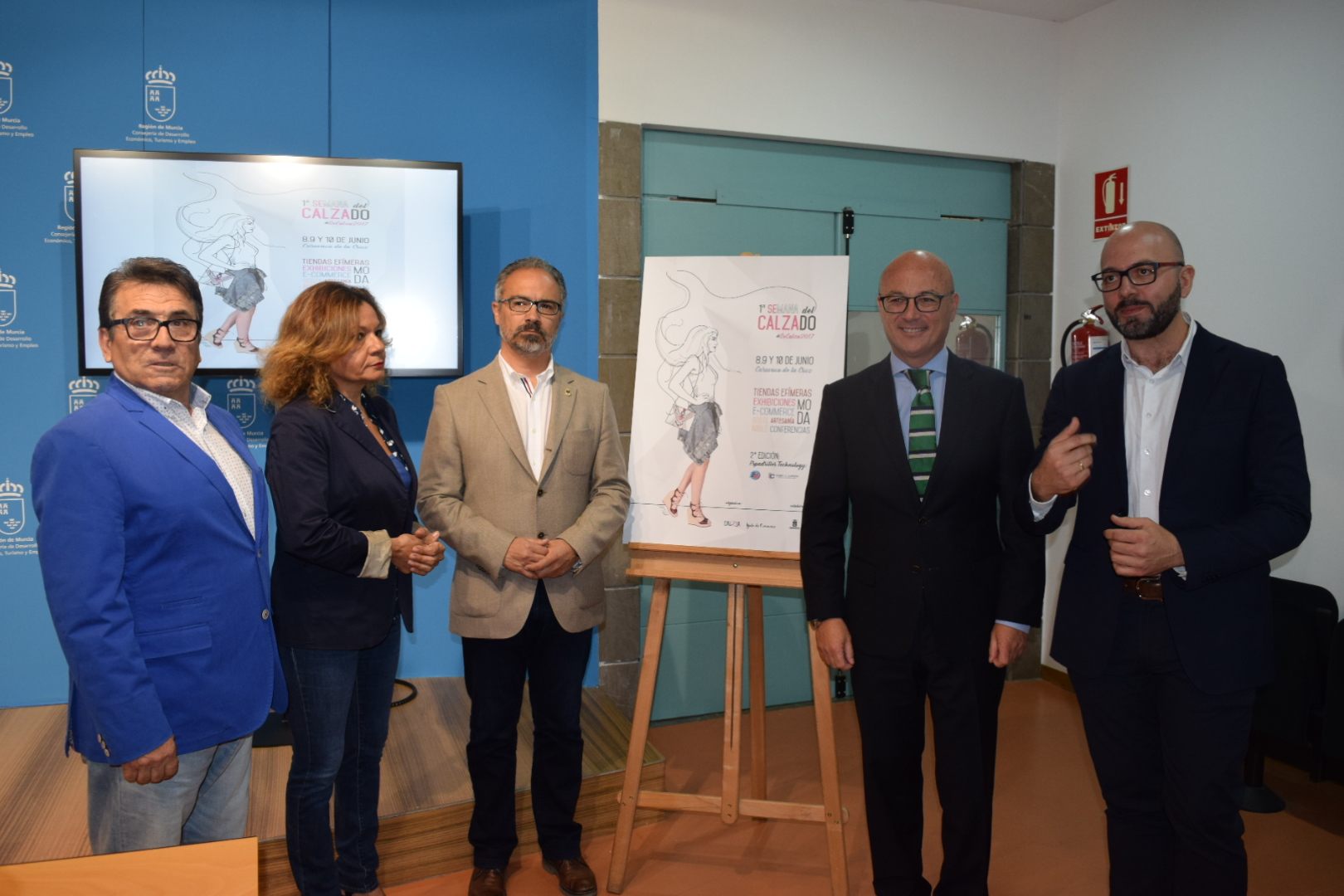 El consejero de Empleo, Universidades y Empresa, Juan Hernández, ha presentado el cartel de la I Feria y Semana del Calzado de Caravaca de la Cruz