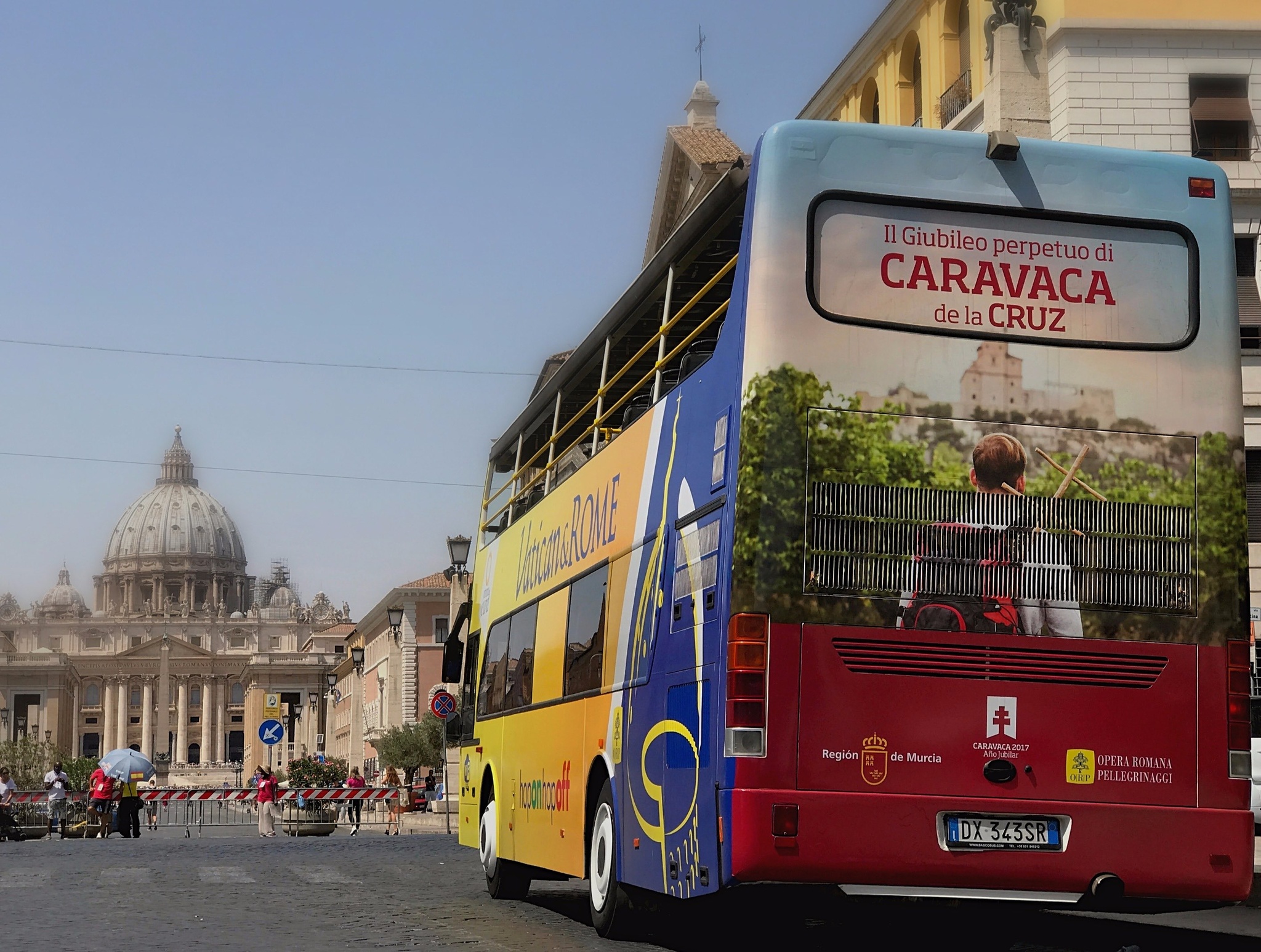El autobús que promociona el Año Jubilar 2017 y la Región de Murcia, a su paso por las calles de Roma, junto a la Basílica de San Pedro