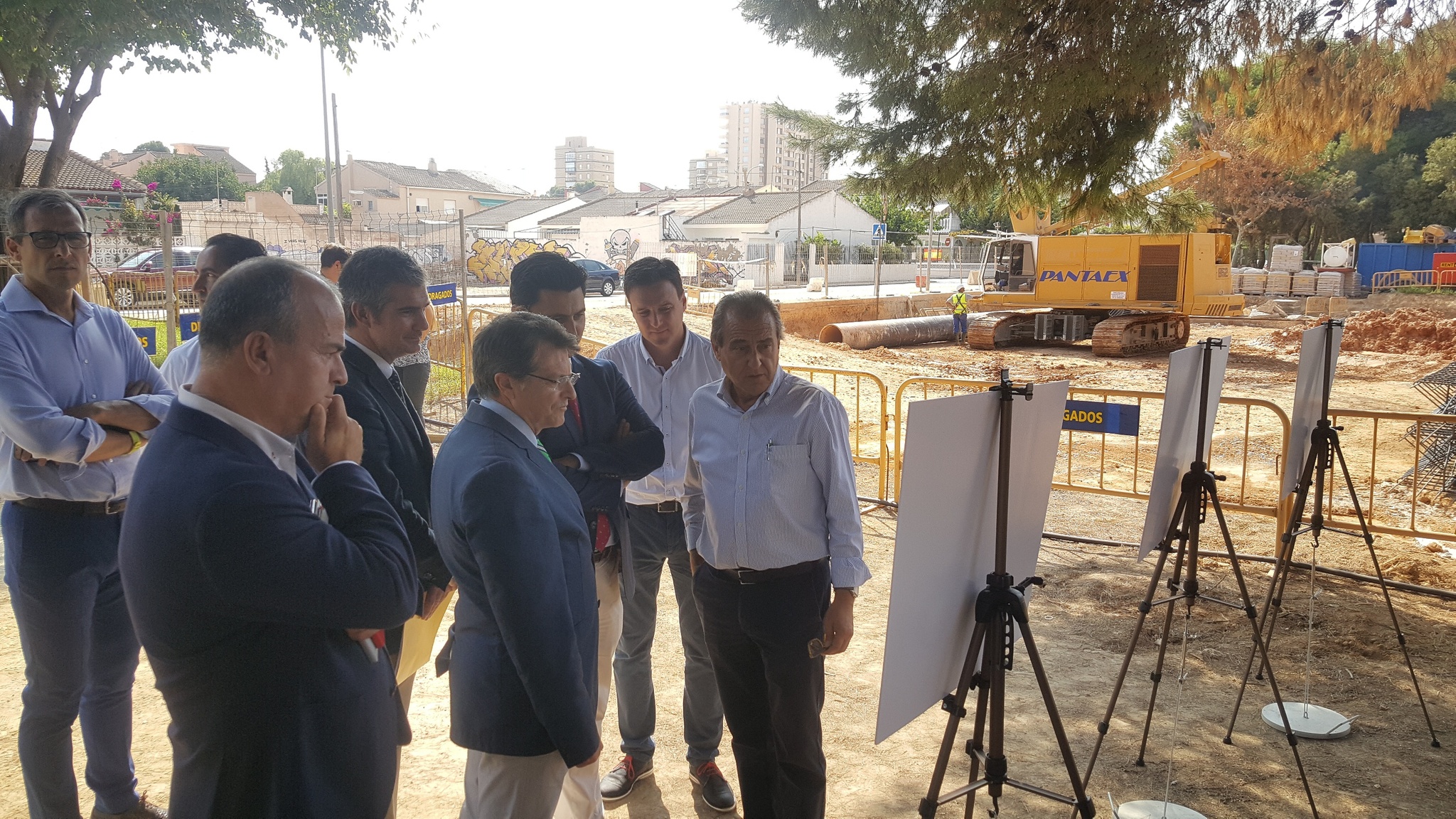 El consejero de Agua, acompañado por el alcalde de San Javier, visita el avance de las obras de construcción del nuevo depósito de laminación en Santiago de la Ribera