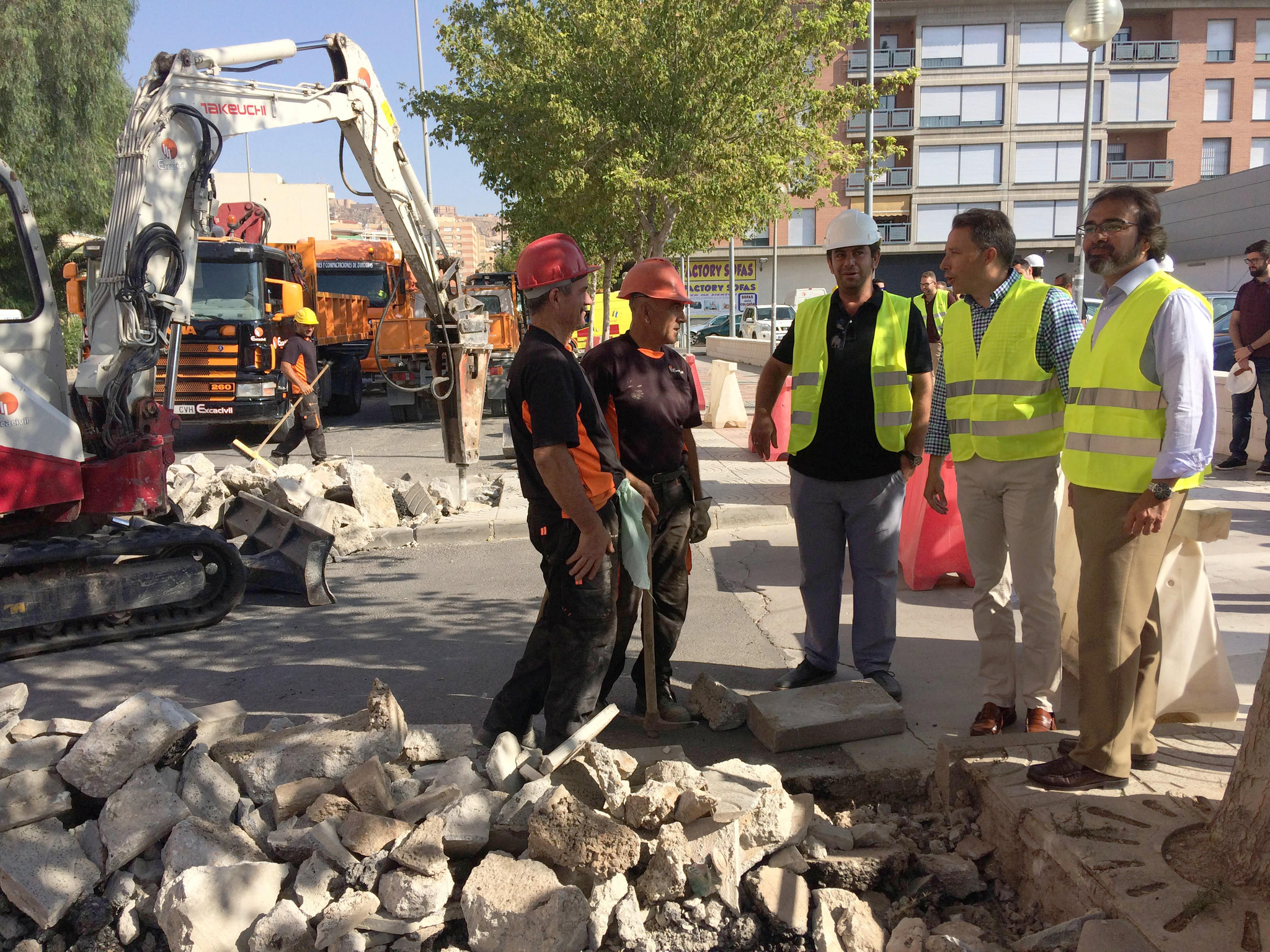 El consejero de Presidencia y Fomento, Pedro Rivera, durante la visita a una de las obras de renovación urbana que desarrolla la Comunidad en la ciudad de Lorca