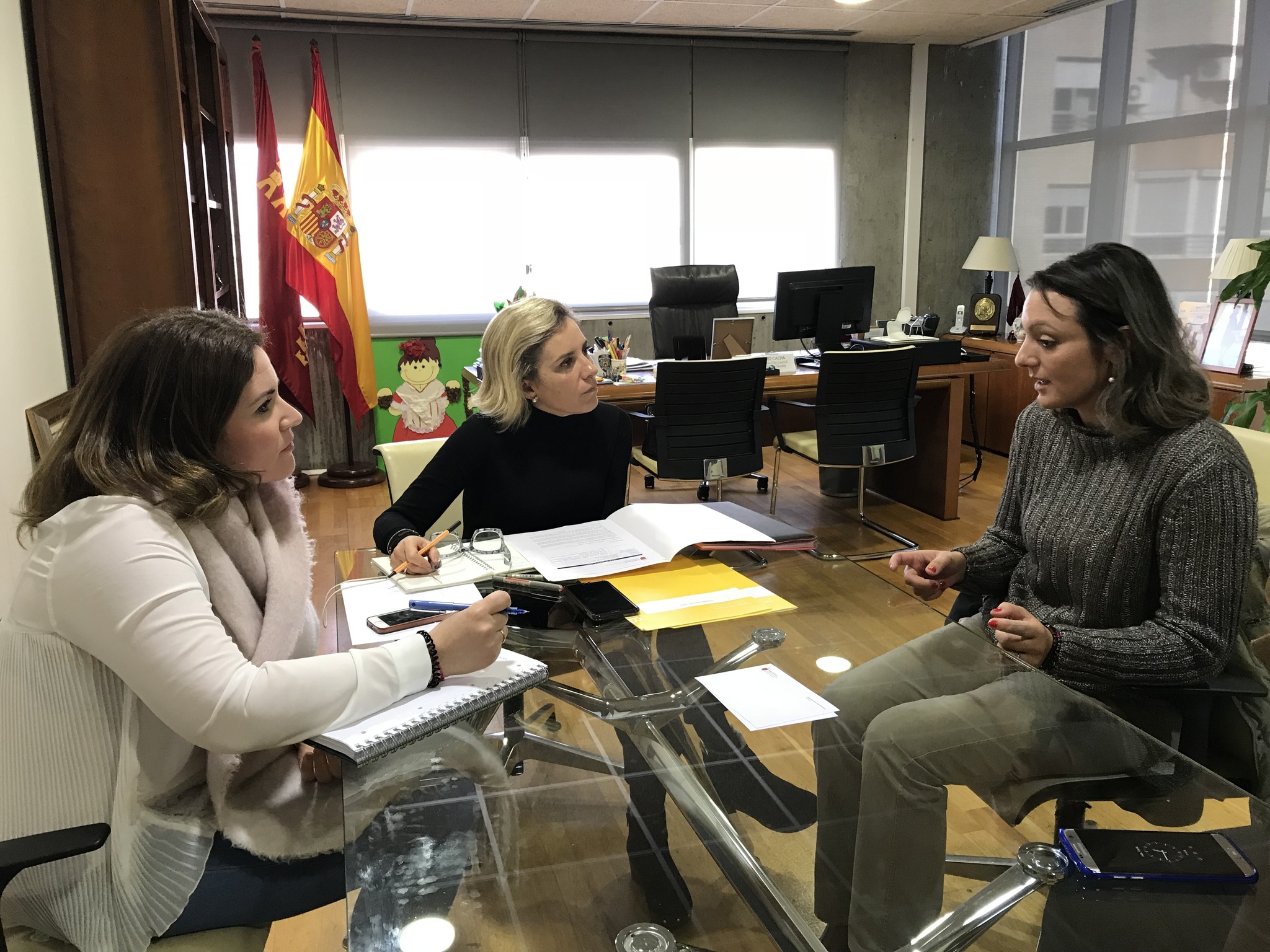 Martínez-Cachá se reúne con la directora del club hípico Aros