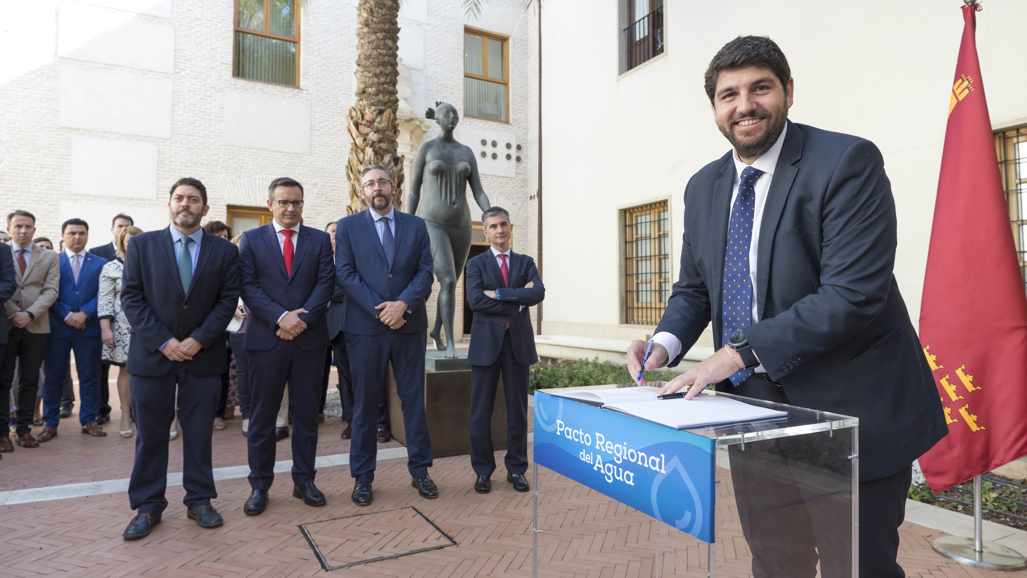 El jefe del Ejecutivo regional, Fernando López Miras, preside el acto de firma del Pacto Regional del Agua