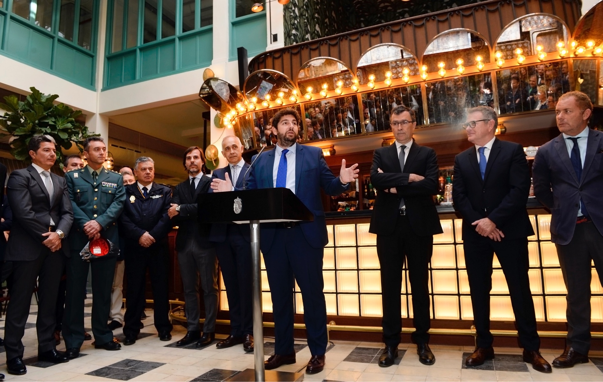 El presidente de la Comunidad, Fernando López Miras, inaugura el "Gastromercado de Correos" (4)