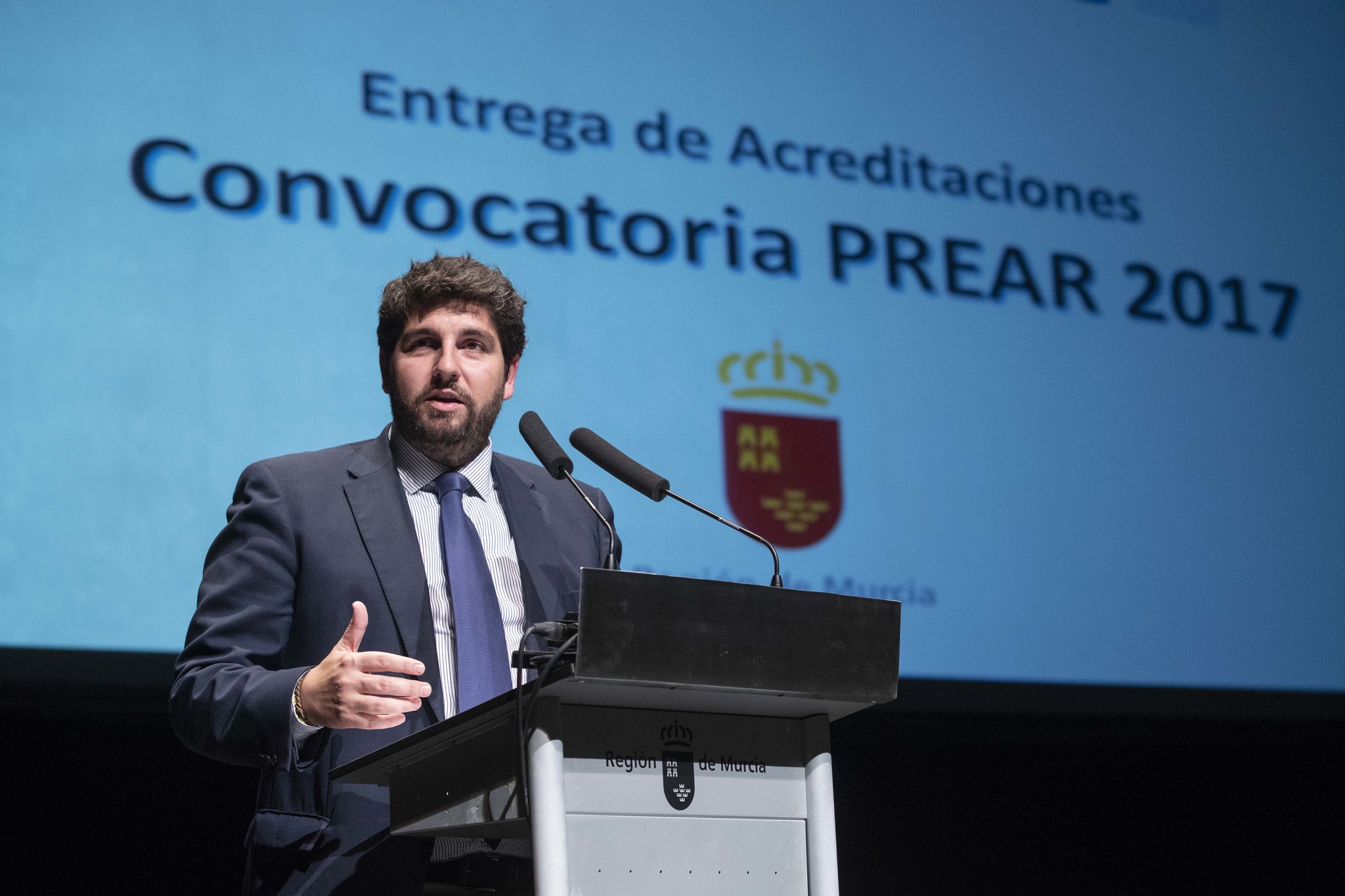 El presidente de la Comunidad, Fernando López Miras, entrega las acreditaciones profesionales (PREAR)