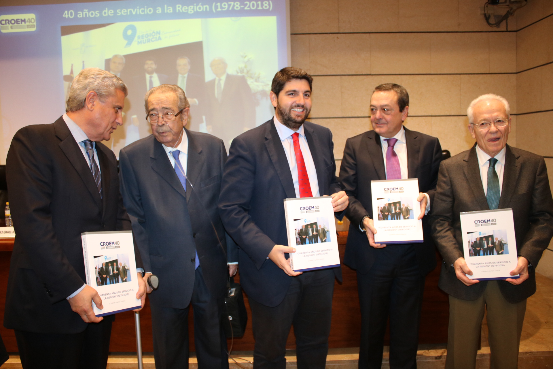 El jefe del Ejecutivo regional, Fernando López Miras, clausura el acto de presentación del libro 'Confederación Regional de Organizaciones Empresariales de Murcia: 40 años de servicio a la Región de Murcia'