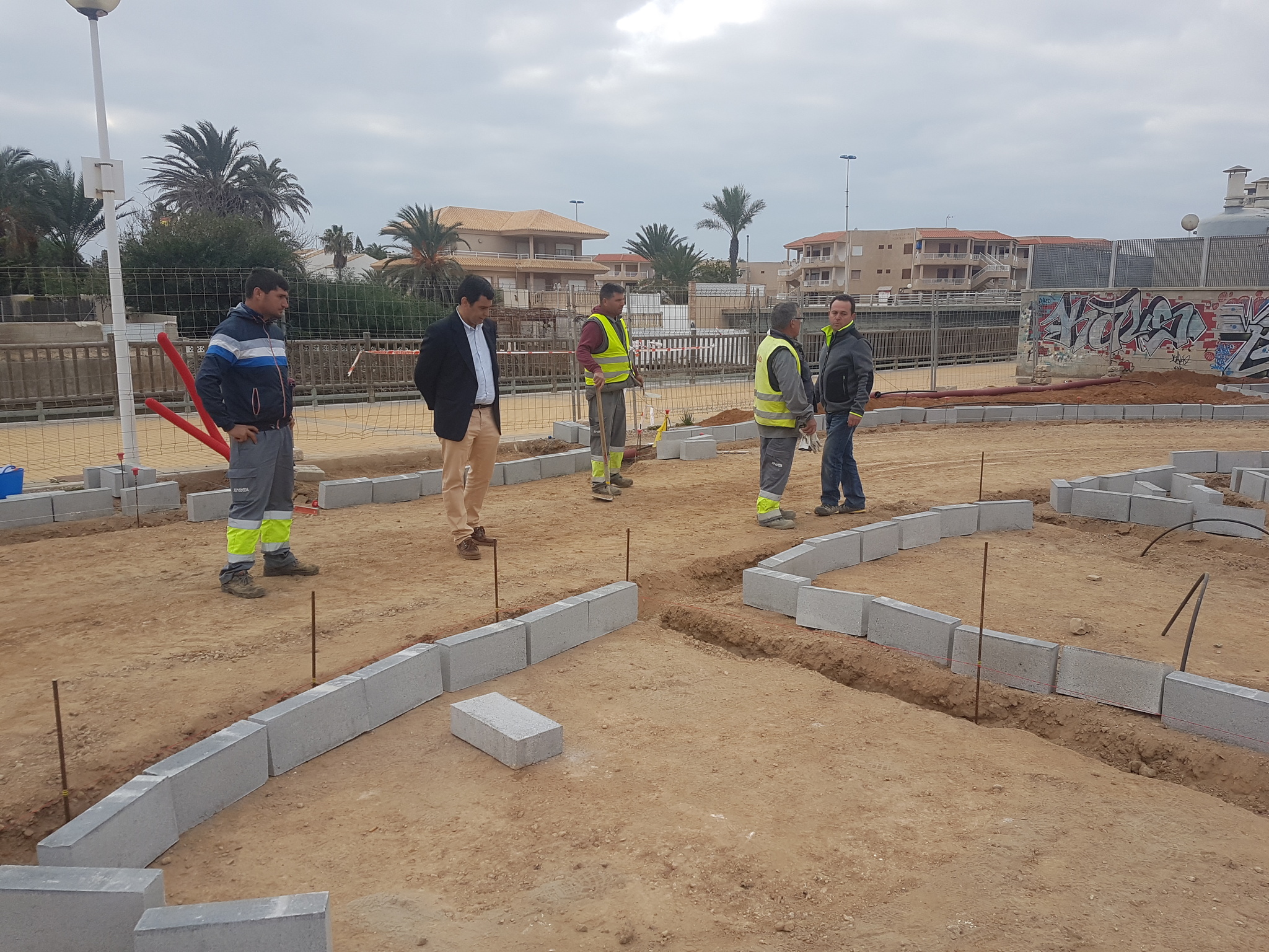 El director general de Transportes supervisa las obras del nuevo aparcamiento de la Gola de Marchamalo