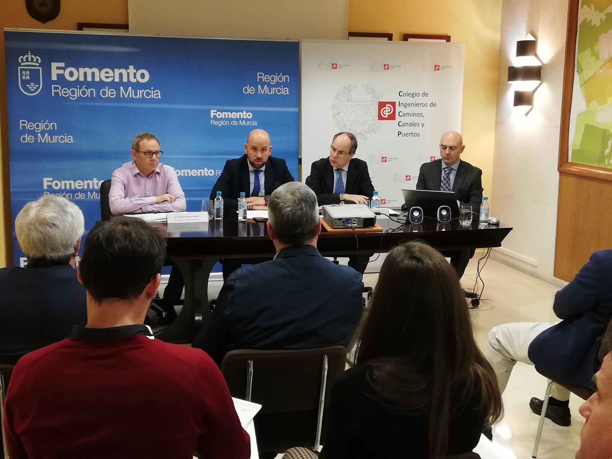 El director general de Carreteras, Francisco González Manzaneras(2i), y el decano del Colegio Oficial de Caminos, Canales y Puertos, Manuel Jódar (2d), durante la presentación de la II edición de los Premios de Obra Civil de la Región de Murcia