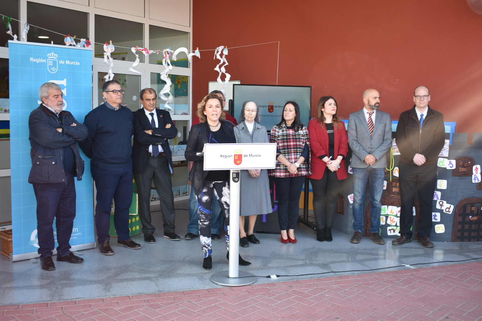 La consejera Martínez-Cachá en el colegio Severo Ochoa de  Los Garres (Murcia)