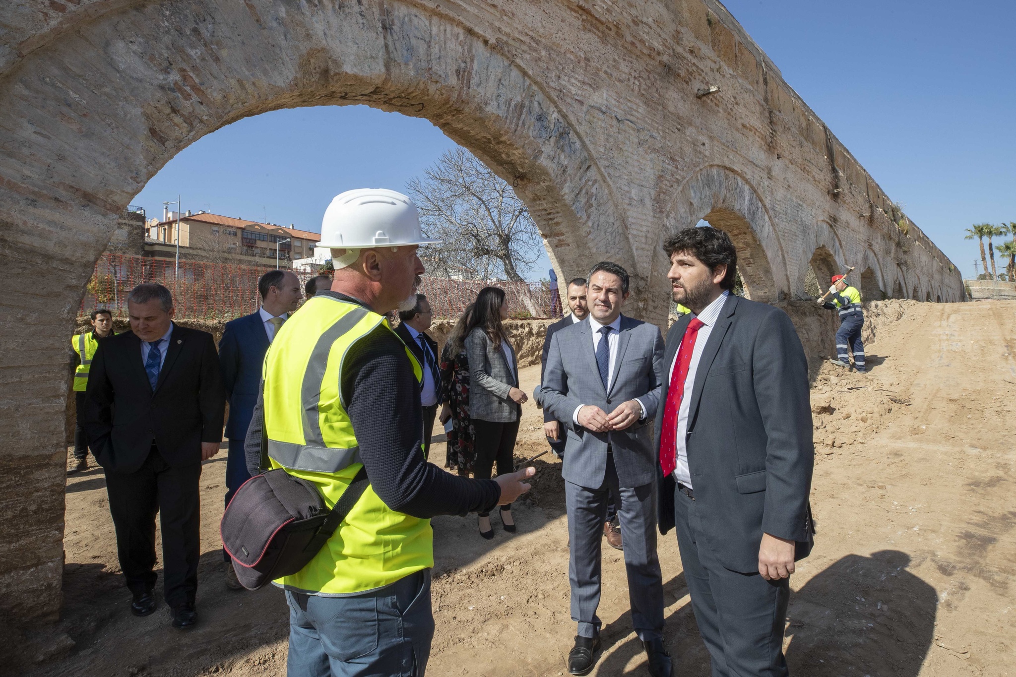 El presidente de la Comunidad, Fernando López Miras, visita la Noria de Alcantarilla, recientemente restaurada