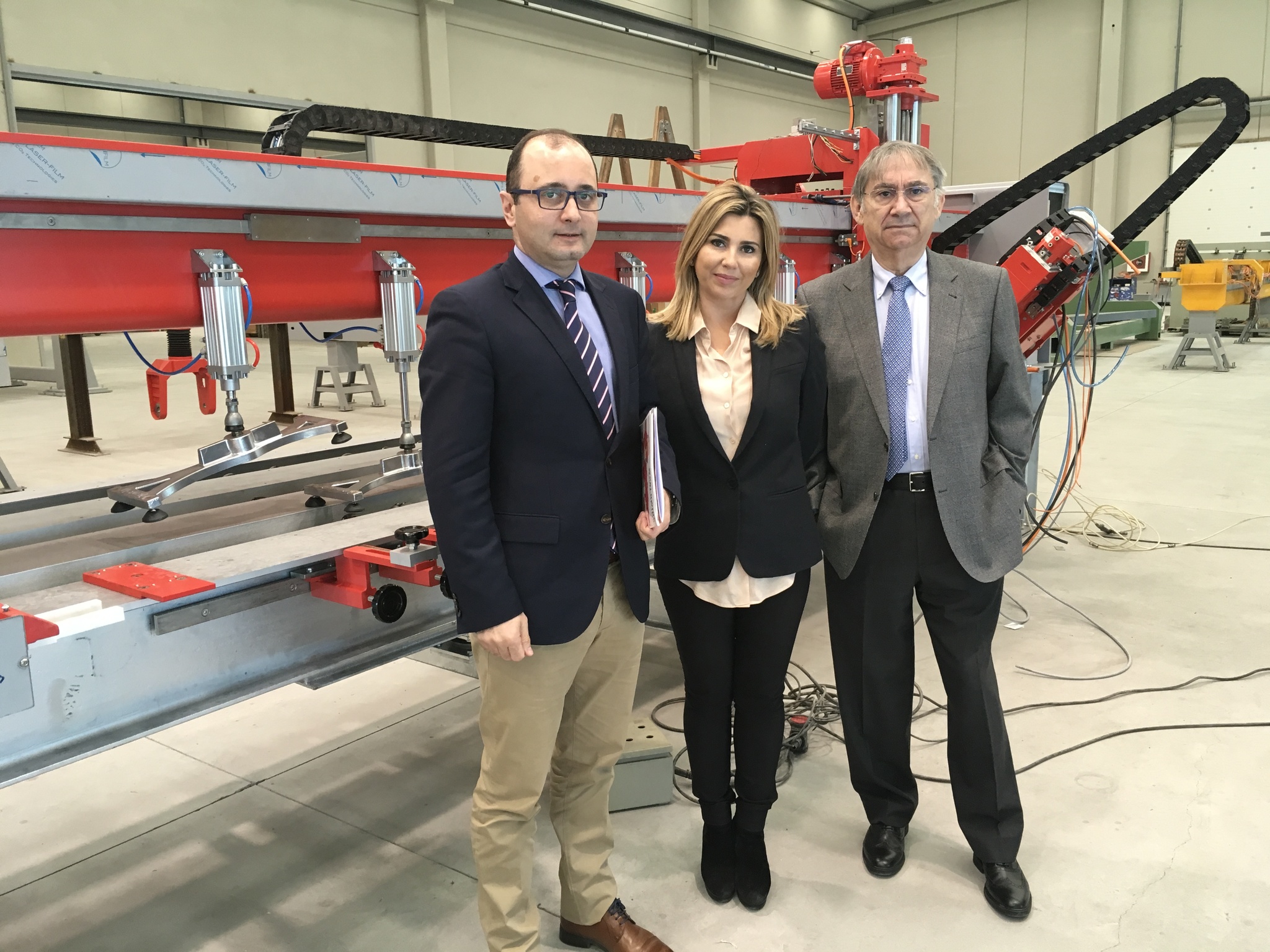 Imagen de la vista del director del Instituto de Fomento, Joaquín Gómez, a la empresa Cruz CNC Technology