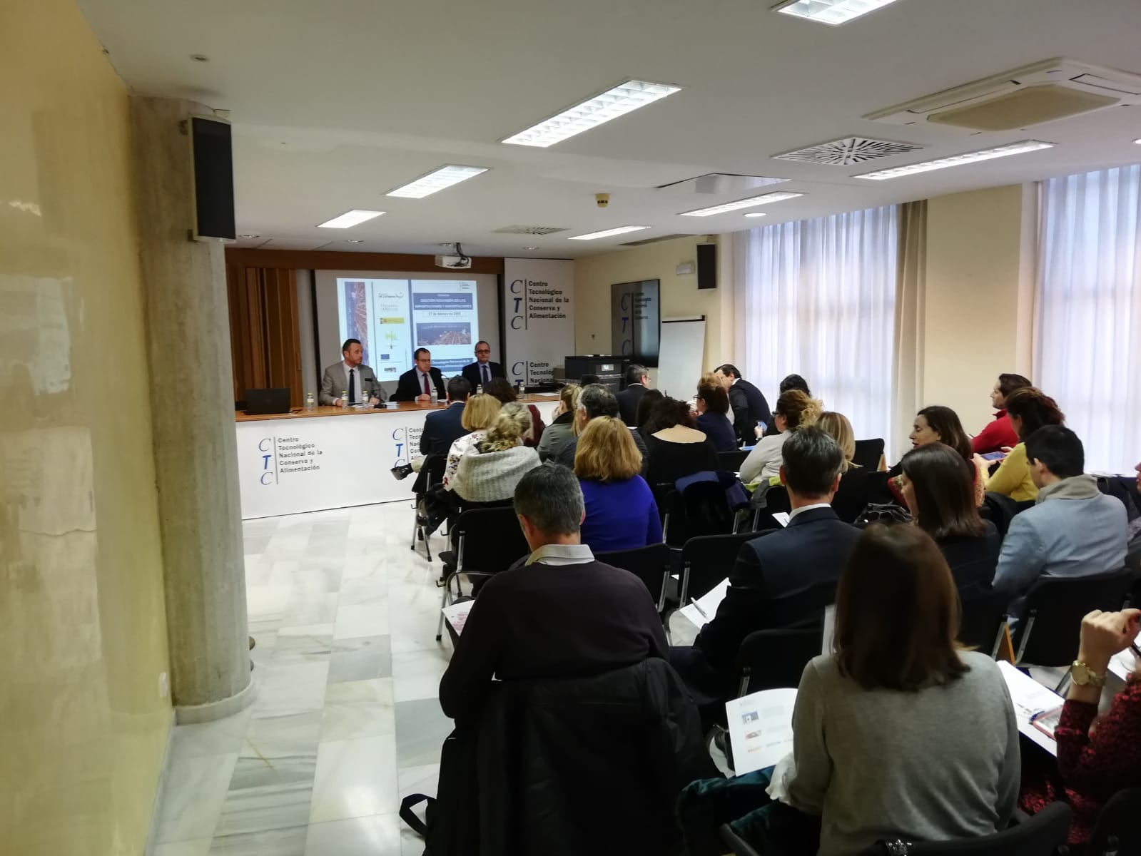 El director del Instituto de Fomento, Joaquín Gómez, inauguró hoy, junto al presidente del Centro Tecnológico Nacional de la Conserva y Alimentación (CTNC), José García, y el presidente de la Autoridad Portuaria de Cartagena, Joaquín Segado, la jornada sobre gestión aduanera en las importaciones y exportaciones, organizada por el CTNC