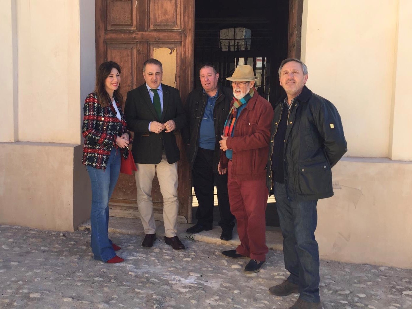 El director general de Comercio, Consumo y Simplificación Administrativa, Francisco Abril, y la concejal responsable de Comercio del Ayuntamiento de Lorca, María del Carmen Ruiz, visitaron hoy las obras de adecuación del antiguo pósito de panaderos de Lorca, para su nuevo uso como Casa del Artesano del municipio (I)