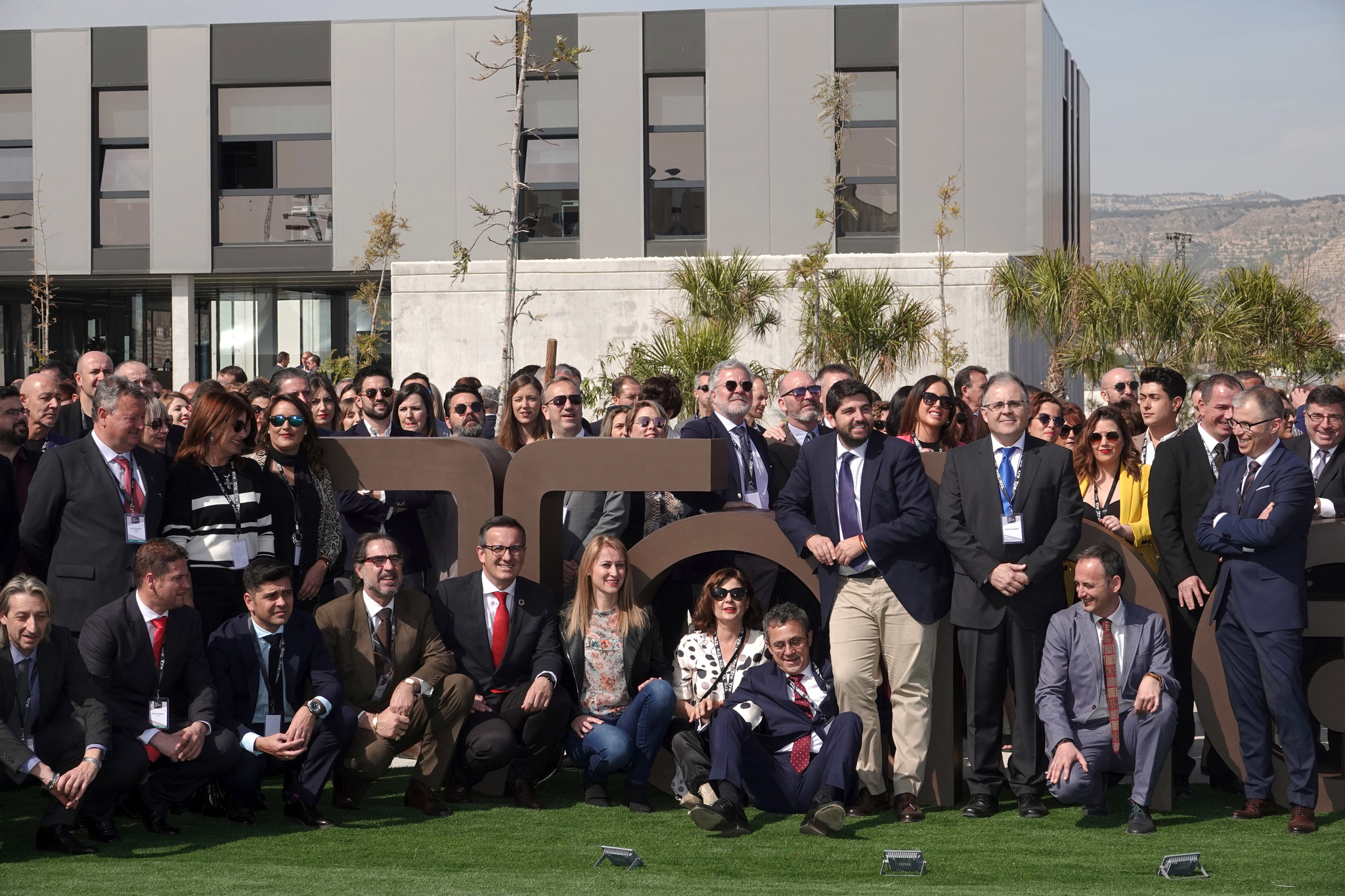 El jefe del Ejecutivo regional, Fernando López Miras, inaugura las nuevas instalaciones de la empresa Tahe Productos Cosméticos S.L. en Alhama de Murcia