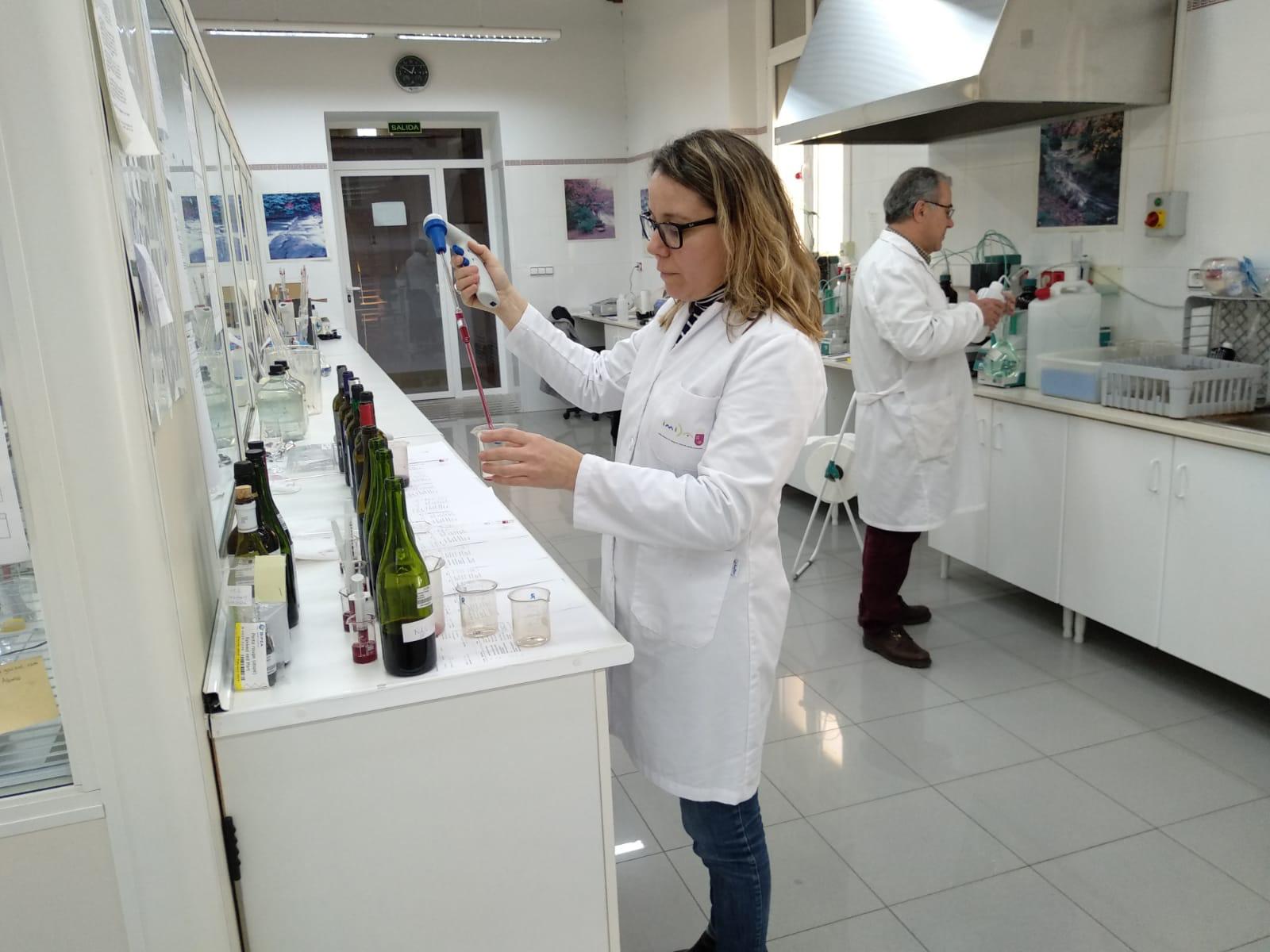 En la foto de archivo, personal del Instituto Murciano de Investigación y Desarrollo Agrario y Alimentario realiza tareas en un laboratorio