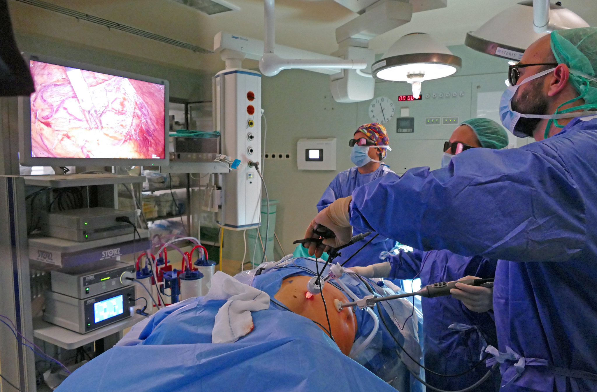 Intervención en el Hospital Reina Sofía con la nueva torre de laparoscopia