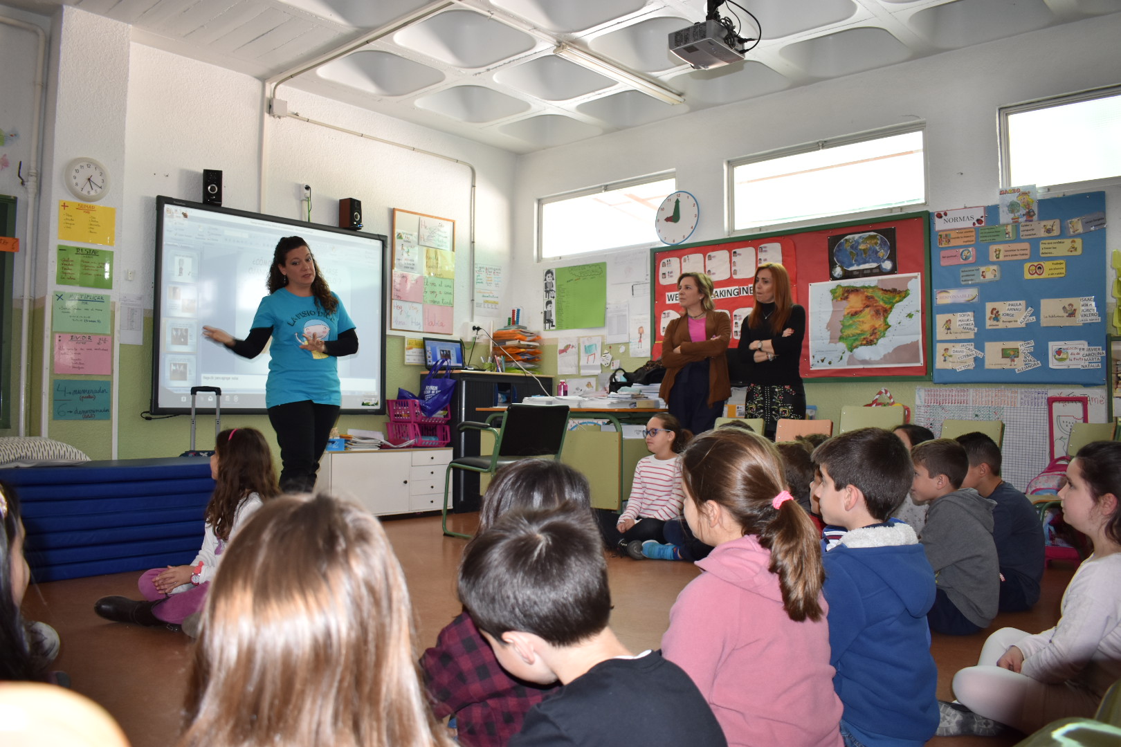 Adela Martínez-Cachá asiste a un taller de higiene postural en el colegio Carolina Codorniú Bosch de Murcia