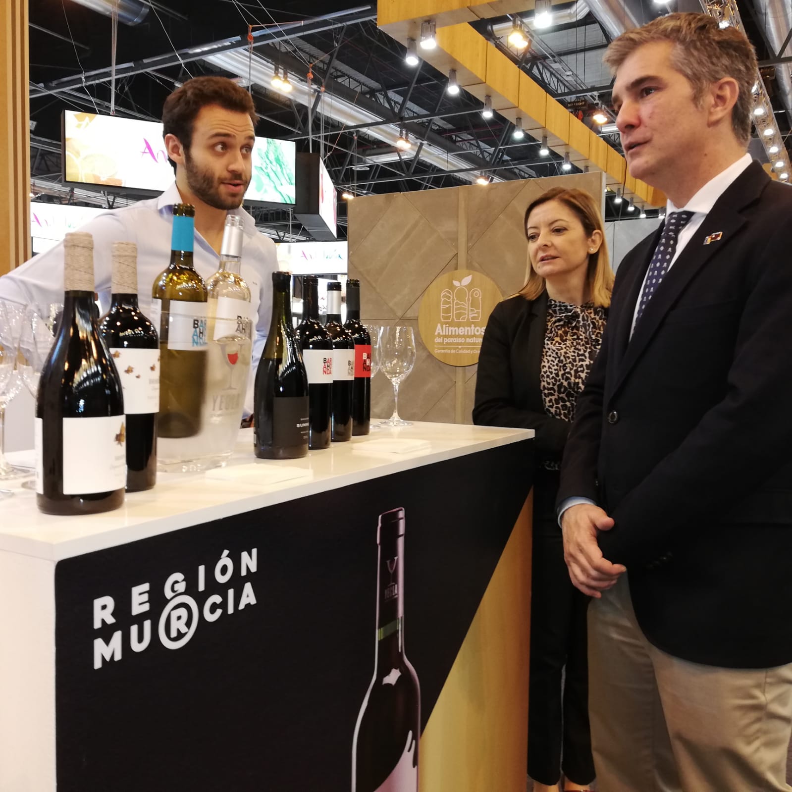 El consejero Miguel Ángel del Amor durante su visita al stand de la Región de Murcia en el Salón Gourmet
