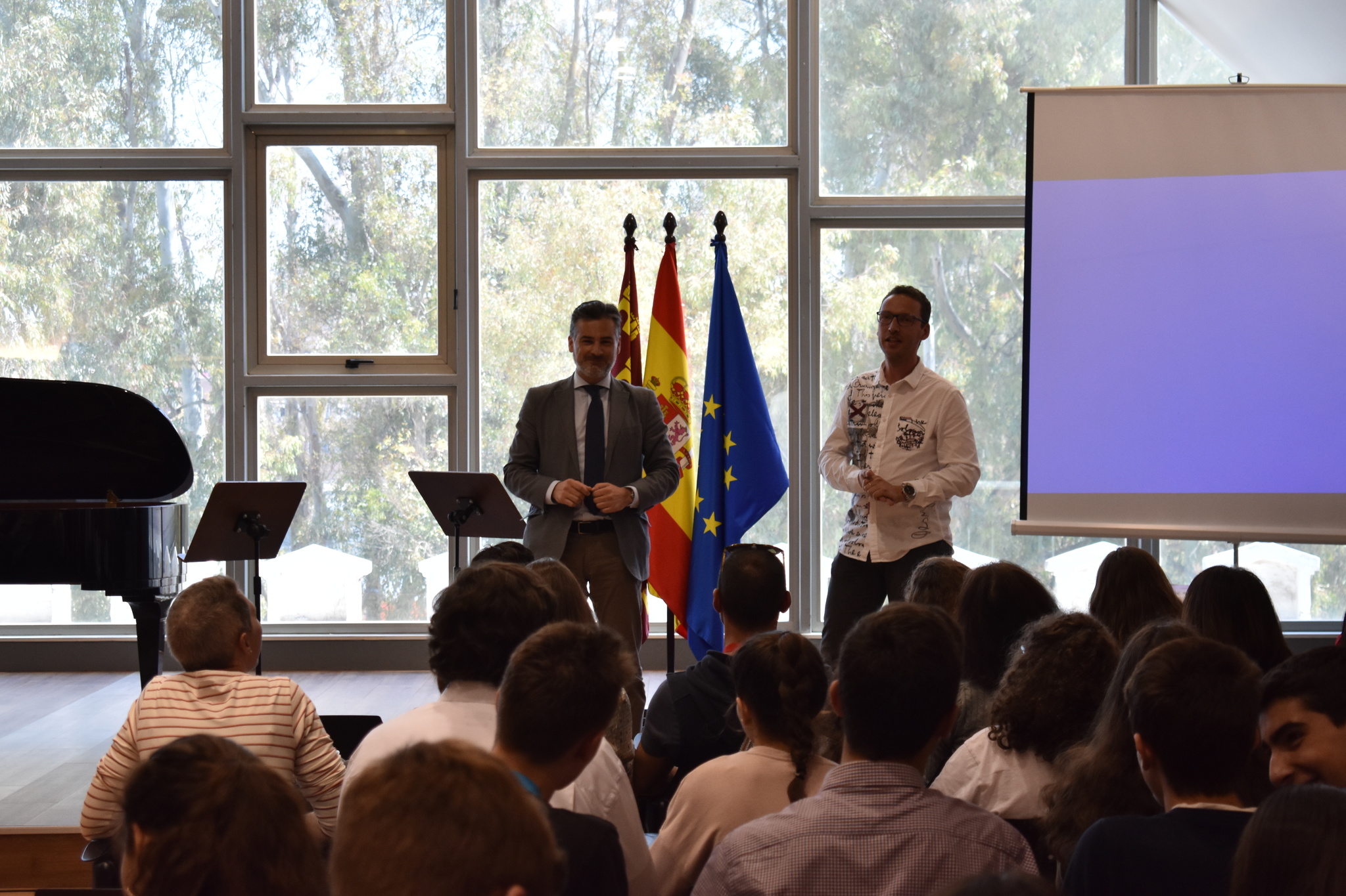 El director general de Formación Profesional y Enseñanzas de Régimen Especial, Sergio López, en el Conservatorio de Música de Murcia habla con los alumnos sobre el programa Erasmus + 'MusintegrACCION' y los Horarios Integrados