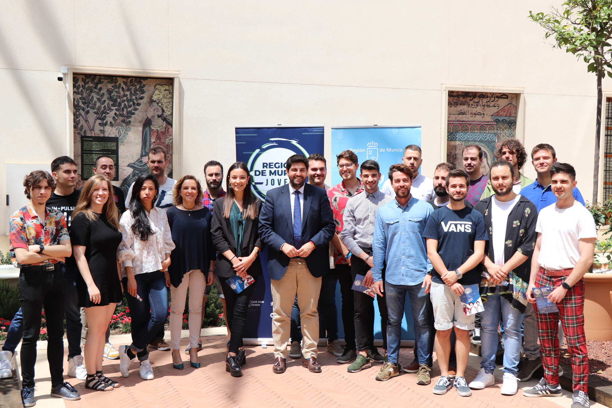 El presidente de la Comunidad en la recepción a los finalistas del certamen 'Región de Murcia Joven 2.0'.