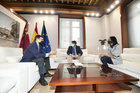El jefe del Ejecutivo autonómico, Fernando López Miras, se reúne con el secretario de Estado para la Unión Europea, Juan González Barba (3)