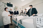 López Miras visita la renovada planta de Pediatría y Maternidad del Hospital Virgen del Castillo de Yecla (2)