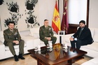 El presidente de la Comunidad, Fernando López Miras, recibe al teniente general José Manuel de la Esperanza Martín-Pinillos, nuevo jefe del Mando de Adiestramiento y Doctrina (MADOC) del Ejército de Tierra, y al coronel jefe del Regimiento de Artillería Antiaérea Número 73 (RAAA 73), Carlos Quijano Barroso.