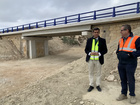 El consejero de Fomento e Infraestructuras, José Ramón Díez de Revenga, acompañado de un técnico de la Dirección de Carreteras, junto al nuevo puente...