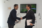 El consejero de Fomento e Infraestructuras, José Ramón Díez de Revenga, y el director ejecutivo de movilidad de Repsol, José Barreiro, tras la firma...