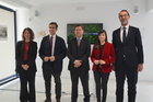 El consejero de Fomento e Infraestructuras, José Ramón Díez de Revenga, y el director ejecutivo de movilidad de Repsol, José Barreiro, tras la firma...
