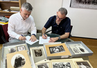 El director del Archivo General, Javier Castillo, y el profesor José Fernando Vázquez Casillas, responsable del Laboratorio de Investigación Fotográfica...