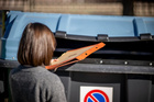 Una ciudadana echa al contenedor algunos residuos reciclables (2)