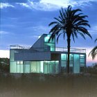 Detalle del exterior al anochecer