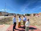 La directora de Vivienda y el alcalde de Blanca visitan los terrenos destinados a Vivienda Joven en el municipio
