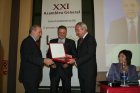 Valcárcel entrega a Joaquín Almunia una placa conmemorativa