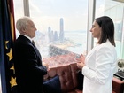 Imagen de la consejera Sara Rubira con el cónsul de España en Hong Kong, Manuel Aguirre de Carcer, durante la reunión que ha mantenido este lunes