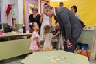 El consejero de Educación y Formación Profesional, Víctor Marín, visita la nueva aula de dos años y el comedor del CEIP San Pedro de Las Palas (Fuente...
