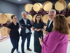 Imagen de la consejera Sara Rubita en la bodega Madrid Romero durante la presentación de sus dos nuevos vinos