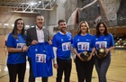 La consejera de Política Social, Conchita Ruiz, durante el partido de fútbol sala femenino contra la violencia de género