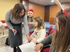 La directora general de Mujer y Prevención de la Violencia de Género, Ana Belén Martínez, durante su visita a la Escuela de Navidad del centro social...