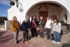 La consejera de Política Social, Familias e Igualdad, Conchita Ruiz, junto con el alcalde de Moratalla, Juan Soria, y los vecinos de El Sabinar (...
