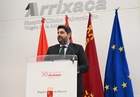 López Miras visita el Hospital de la Arrixaca con motivo de la presentación de los actos por su 50 aniversario (2)