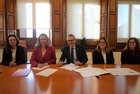 La consejera de Política Social, Familias e Igualdad, Conchita Ruiz, junto con el rector de la Universidad de Murcia, José Luján, durante la firma...