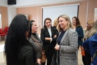 La consejera de Política Social, Familias e Igualdad, Conchita Ruiz, durante la visita al curso formativo de comercio (1)