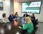 El consejero de Fomento e Infraestructuras, Jorge García Montoro, y la vicealcaldesa de Murcia, Rebeca Pérez, con sus respectivos equipos acuerdan...