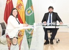 El presidente de la Comunidad, Fernando López Miras, durante la reunión con la alcaldesa de Ceutí, Sonia Almela.