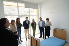 La consejera de Política Social, Familias e Igualdad, Conchita Ruiz, junto con el alcalde de Blanca, Ángel Pablo Cano, durante la visita a la residencia...
