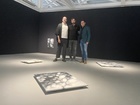 Imagen del director general del Instituto de las Industrias Culturales y las Artes, Manuel Cebrián, con el artista Arturo Méndez en el centro y el...