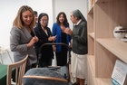 La consejera de Política Social, Familias e Igualdad, Conchita Ruiz, junto con la alcaldesa de Yecla, Remedios Lajara, durante su visita a la Casa...